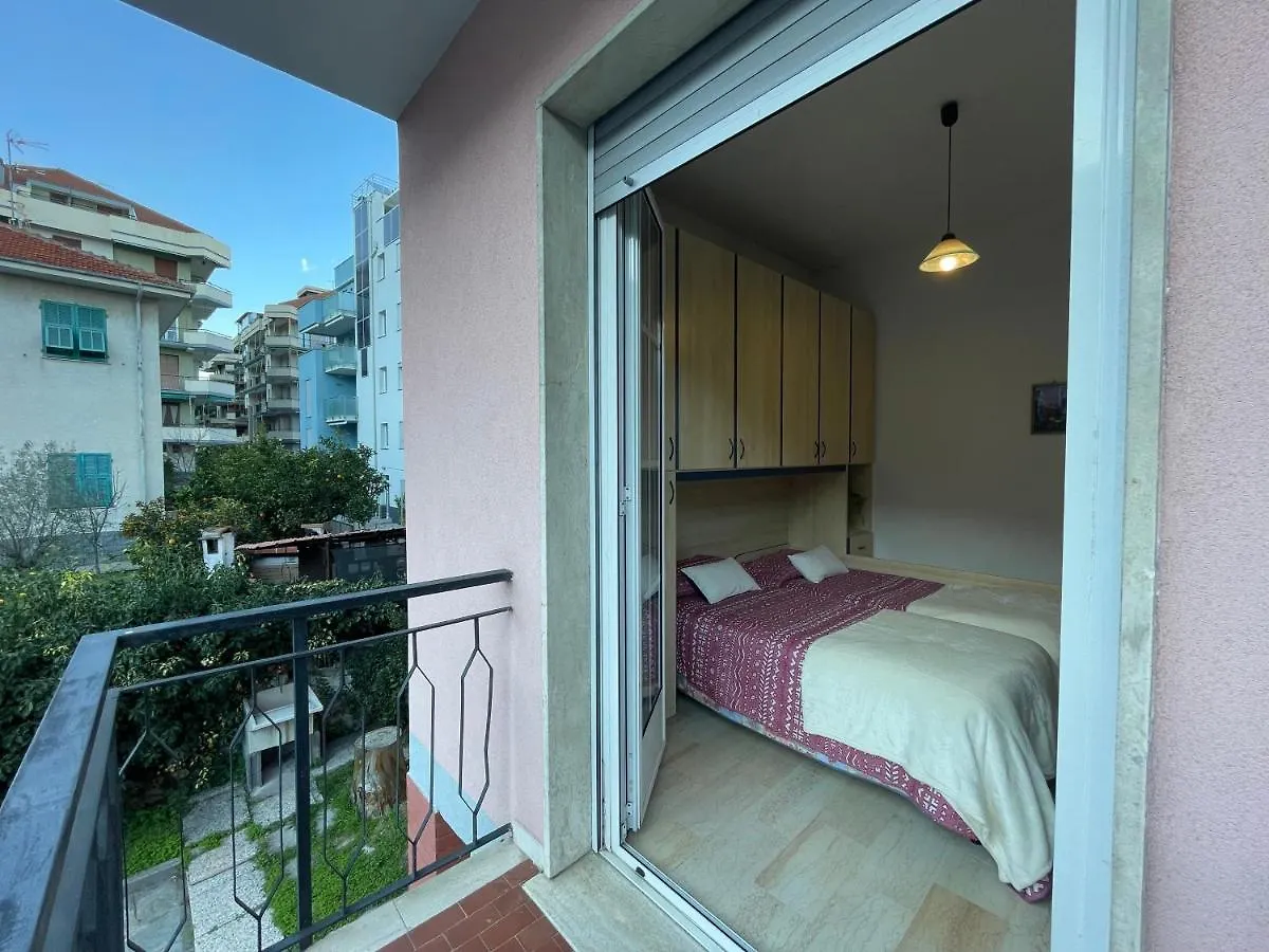 Borghetto Center Large Apartment -Free Parking . Borghetto Santo Spirito