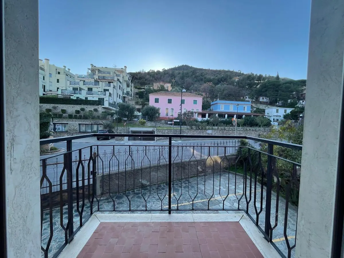 Borghetto Center Large Apartment -Free Parking . Borghetto Santo Spirito Italy